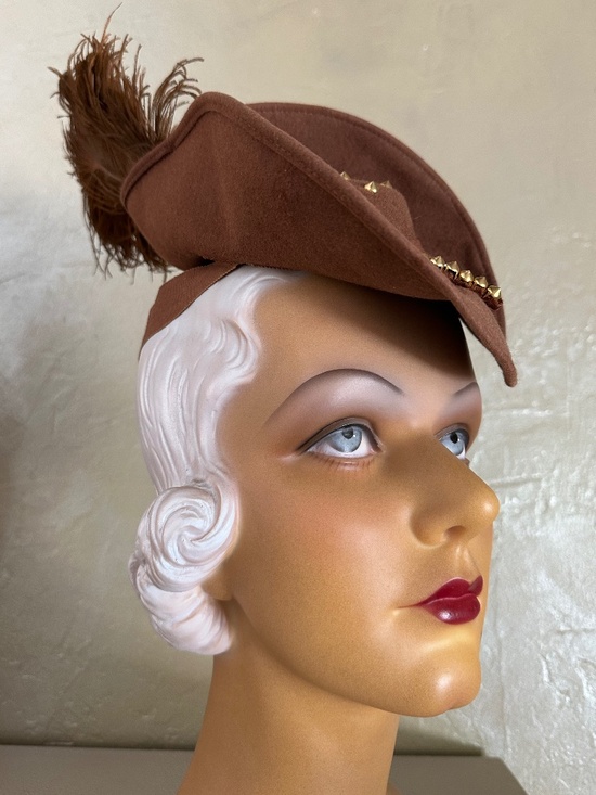 RARE 1930s\' TAN FELT TOY TILT HAT + GOLD STUDS & OSTRICH FEATHER
